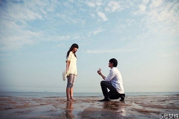 男生什么举动说明爱上女生了男人动情的表现藏不住