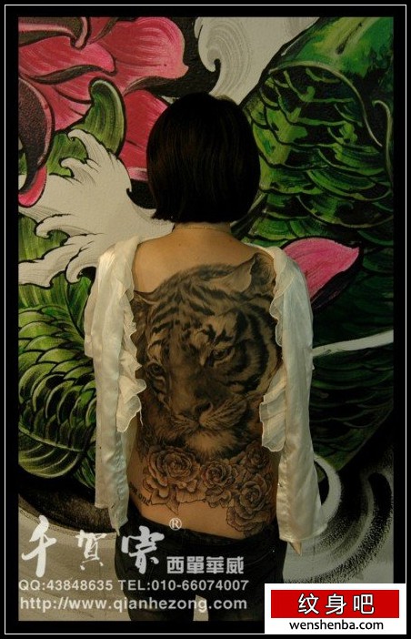 靓女后背时髦帅气的满背虎头纹身图案