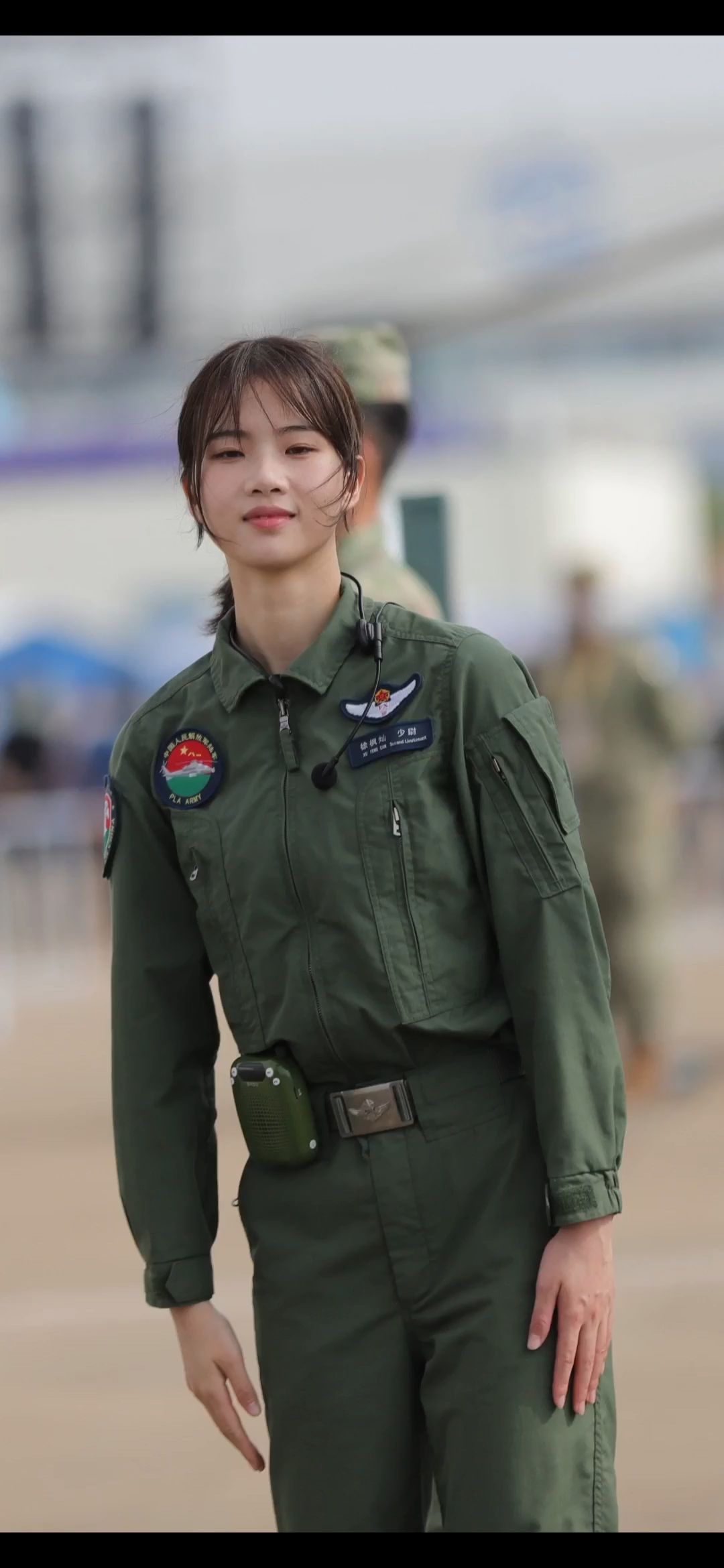 火遍全网的解放军女中尉,潇洒迷人(1)