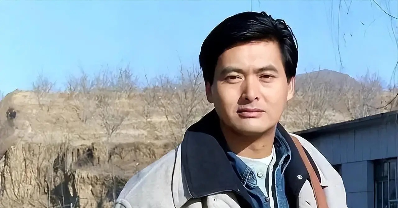 68岁周润发近照看着心酸,手臂皮包骨全是疙瘩,晚年患糖尿病_小时候