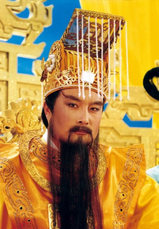 66岁玉皇大帝饭局献唱头发花白身材发福包间奢华满桌佳肴