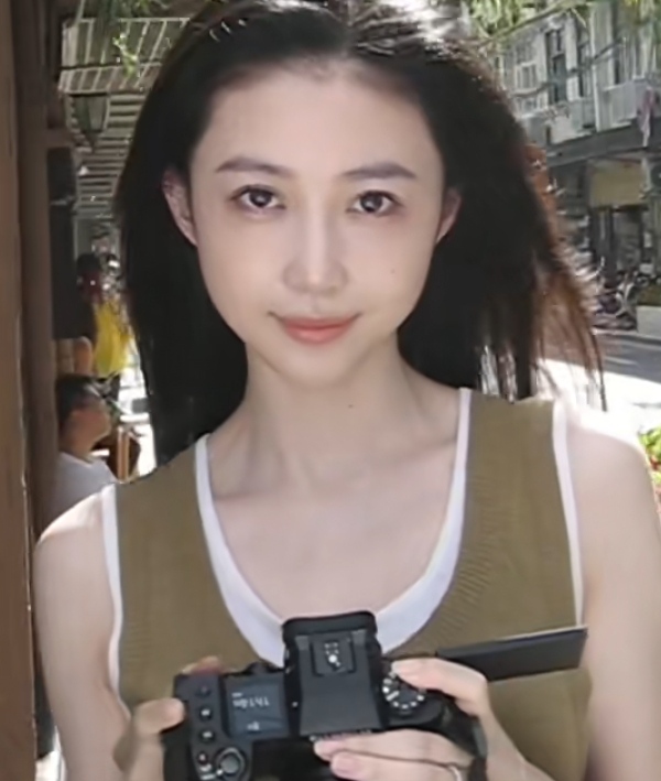 潘玮柏老婆也开始频繁营业了,宣云晒外拍美照恬静十足,淡淡的高级感扑