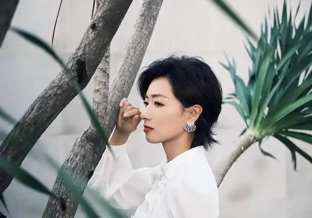 她的丈夫仍然是一位默默无闻的年轻摄影师.