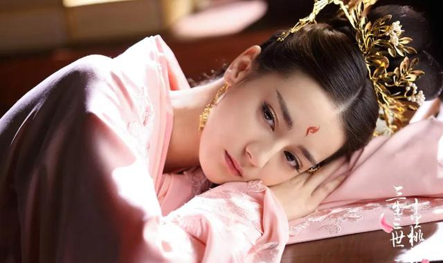 6年前还是古装"颜霸",迪丽热巴才31岁颜值就垮了?