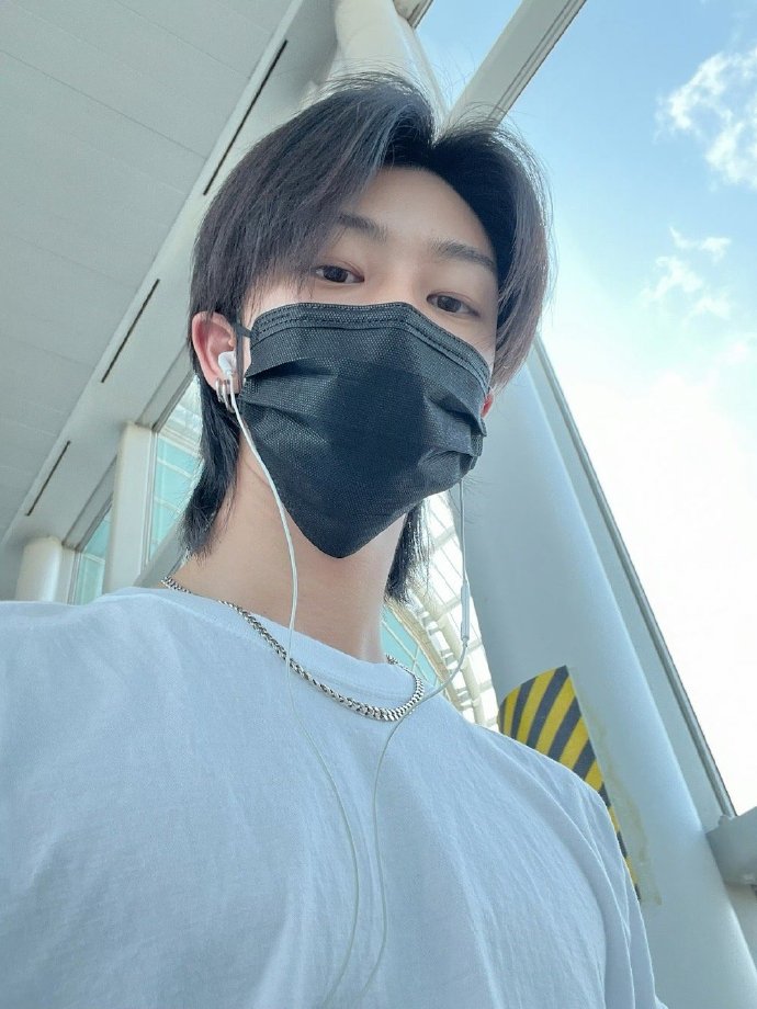 徐明浩低头自拍#徐明浩口罩白t低头自拍清爽帅气少年感满满!