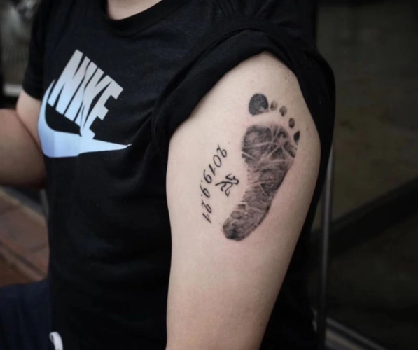 最新个性宝宝脚印纹身图案大全有趣可爱的新生儿脚印纹身设计10