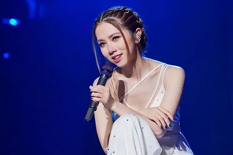 邓紫棋个人简历资料(从小"天生缺陷",终于在30岁赢得精彩) | we生活