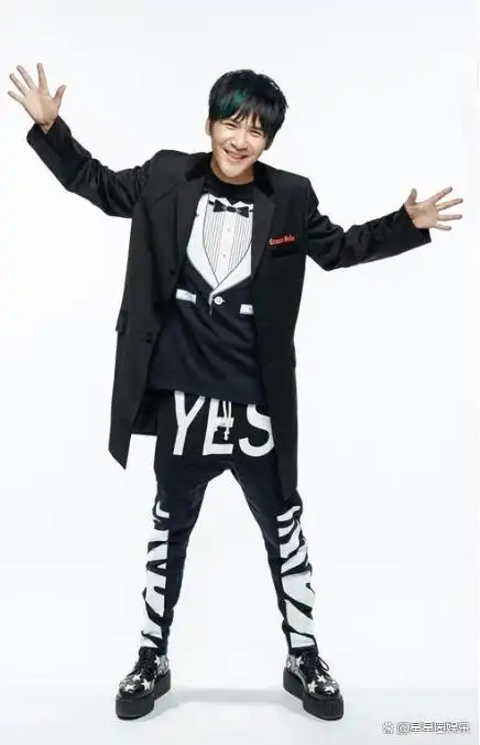 大张伟在英国之旅惹争议老婆疑发福50斤拎行李大张伟只顾耍帅