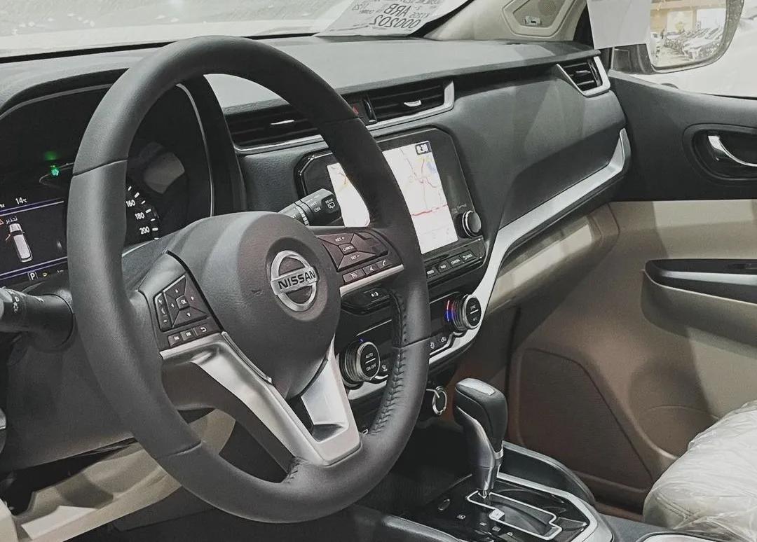 内饰方面,新款日产途达同样采用了全新的设计和布局,使得车厢更具现代