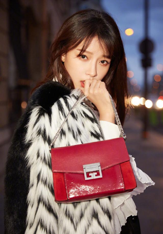 孙怡真会穿,用一款水波纹卷发搭配印花连衣裙,25岁秒变成18岁_造型