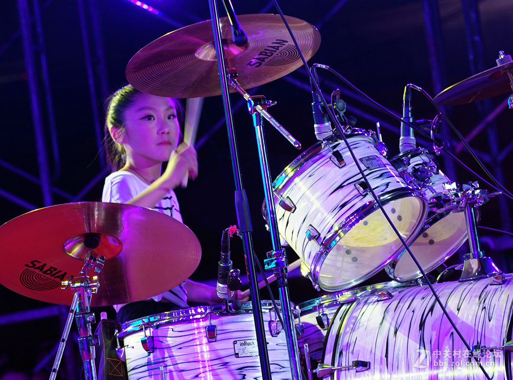 11岁小美女架子鼓敲得真牛气