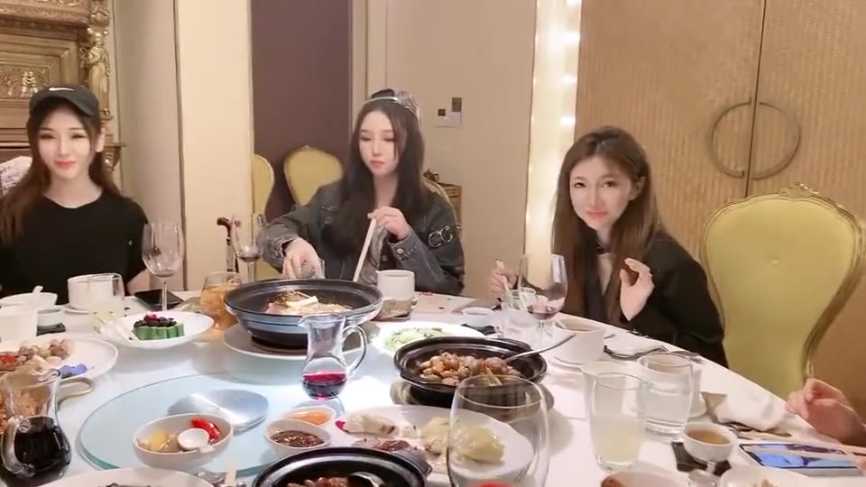 和闺蜜一起吃饭聊天