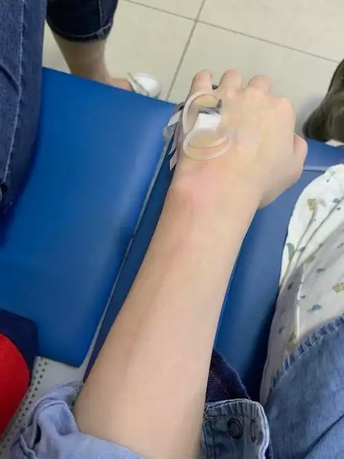 请假糊弄老板求医院就诊打针图