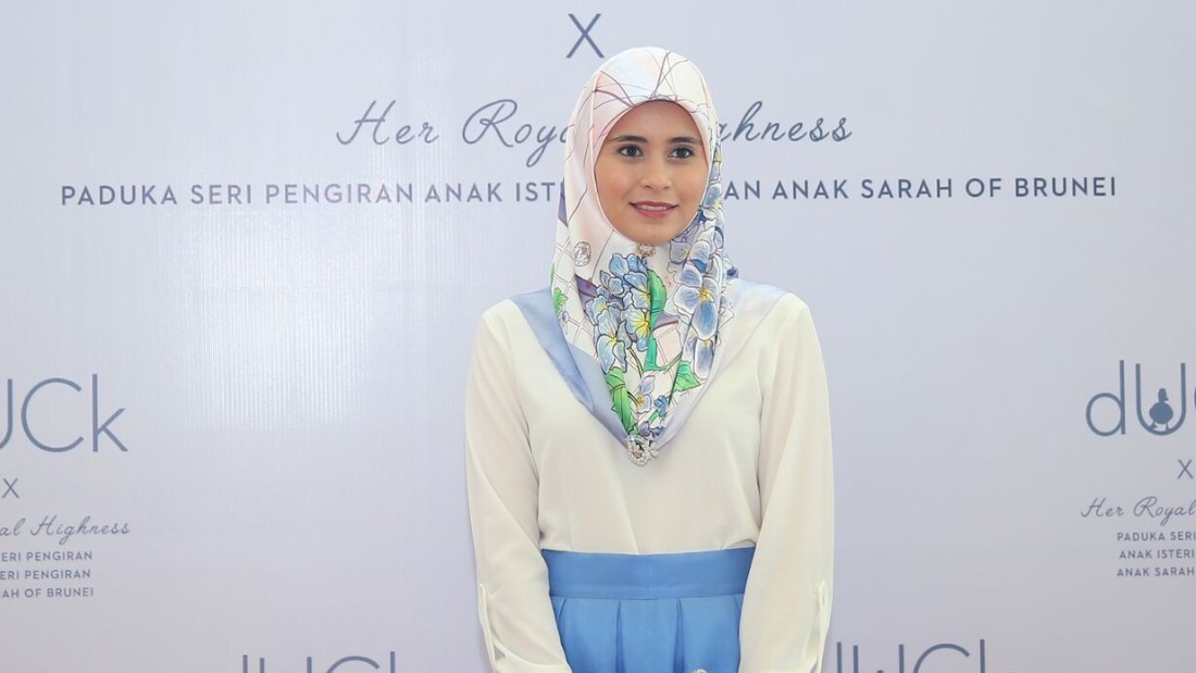 文莱王储妃一身红衣亮相惊艳了!17岁嫁入王室生4娃,这才是赢家