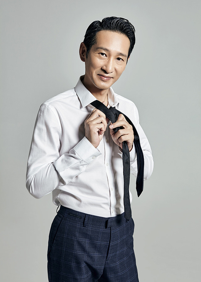 王劲松最新写真睿智沉稳 彰显文艺暖叔魅力