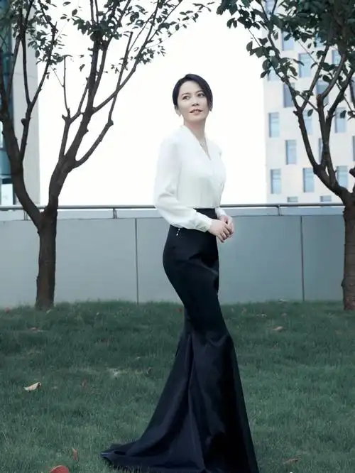 俞飞鸿06白色真丝重绉衬衣77黑色鱼尾礼服