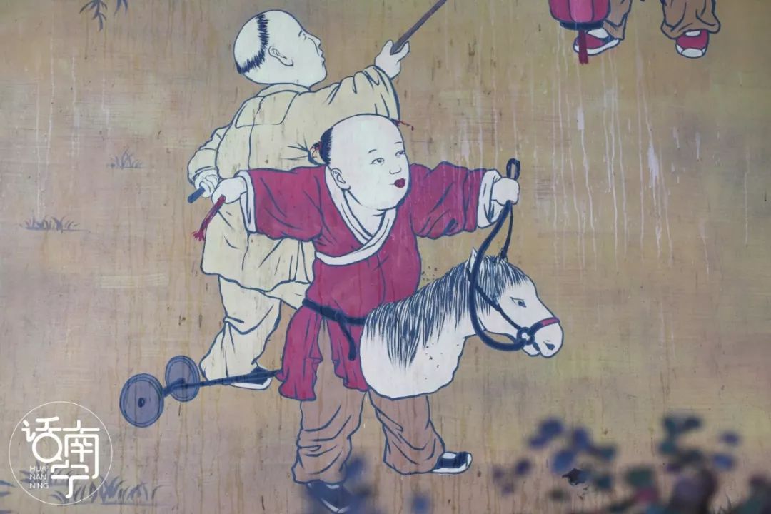 节丰富有趣的娱乐节目几十个古代小童嘻戏的画面赏灯笼,猜字谜,骑竹马