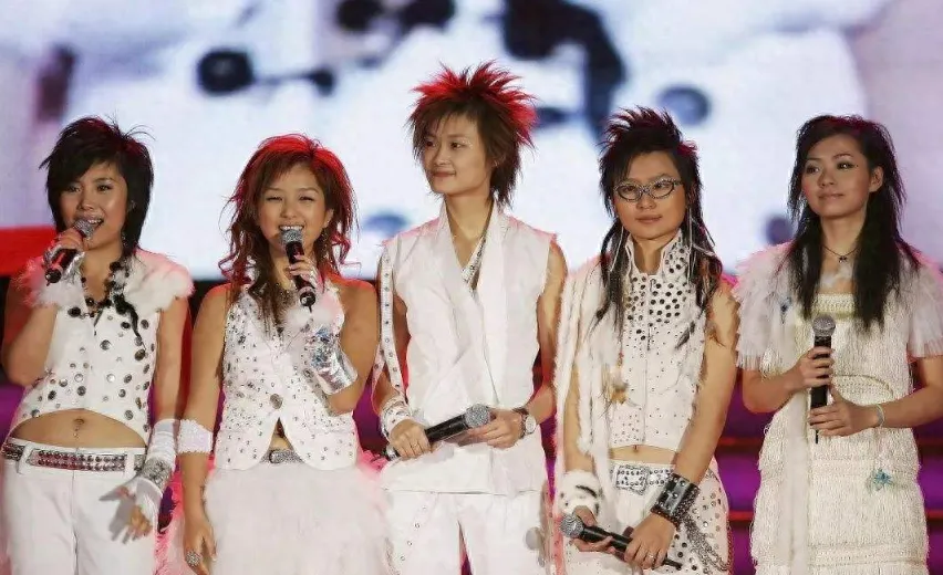 5位超女现状:04届冠军四处商演,李宇春身患重病,张靓颖被骗6亿