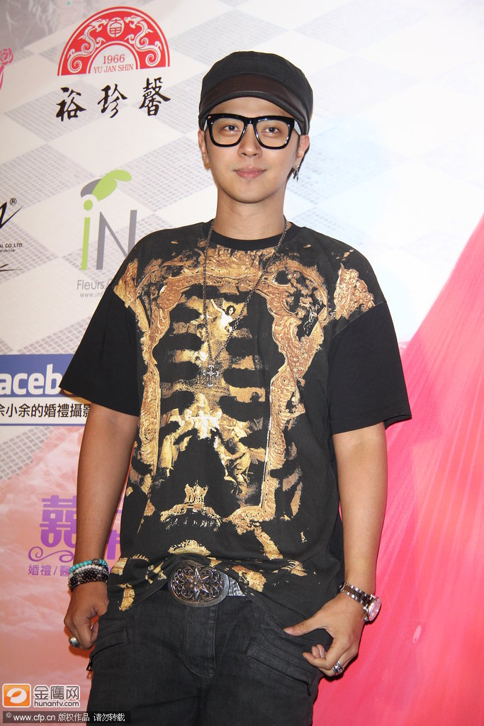 台主持人nono逆风娶小15岁女友 欧弟吴克群帅气当伴郎(2/9)