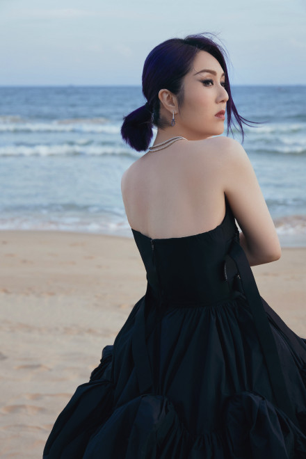 杨千嬅穿抹胸礼服 扎低马尾慵懒随性