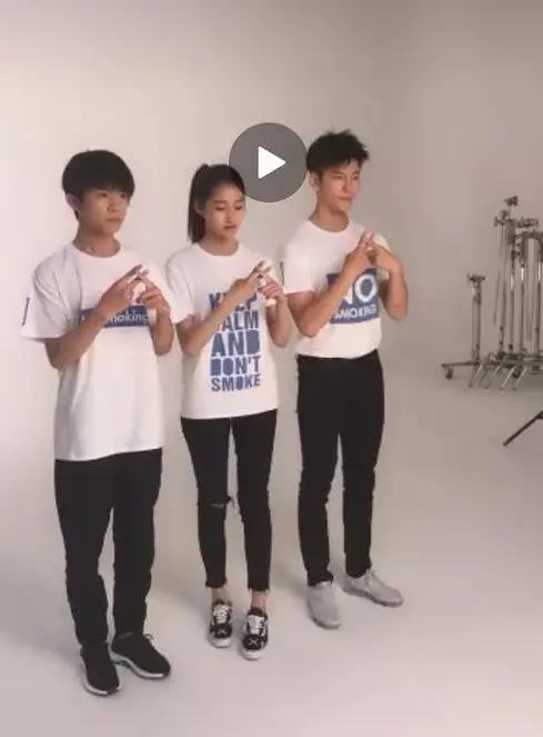 易烊千玺身高对比来了与吴京同台一目了然脚上还穿增高马丁靴