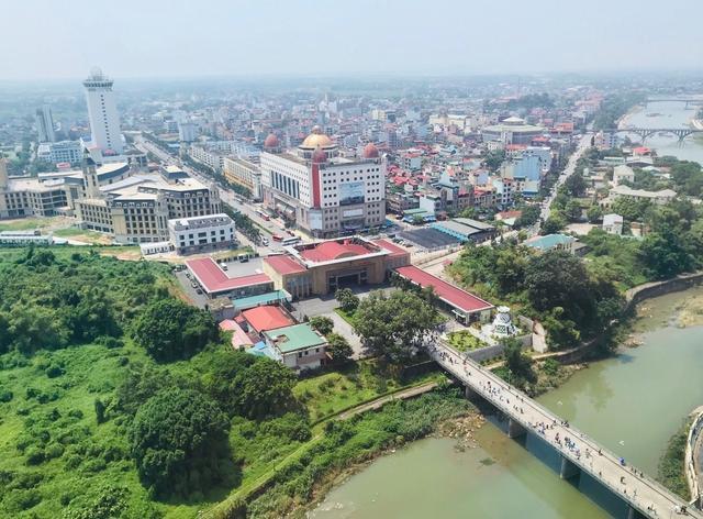 中越边境的界河两岸,中国一侧高楼大厦,越南一侧全是荒地