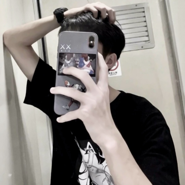 手机控男生自拍头像高清超帅图片
