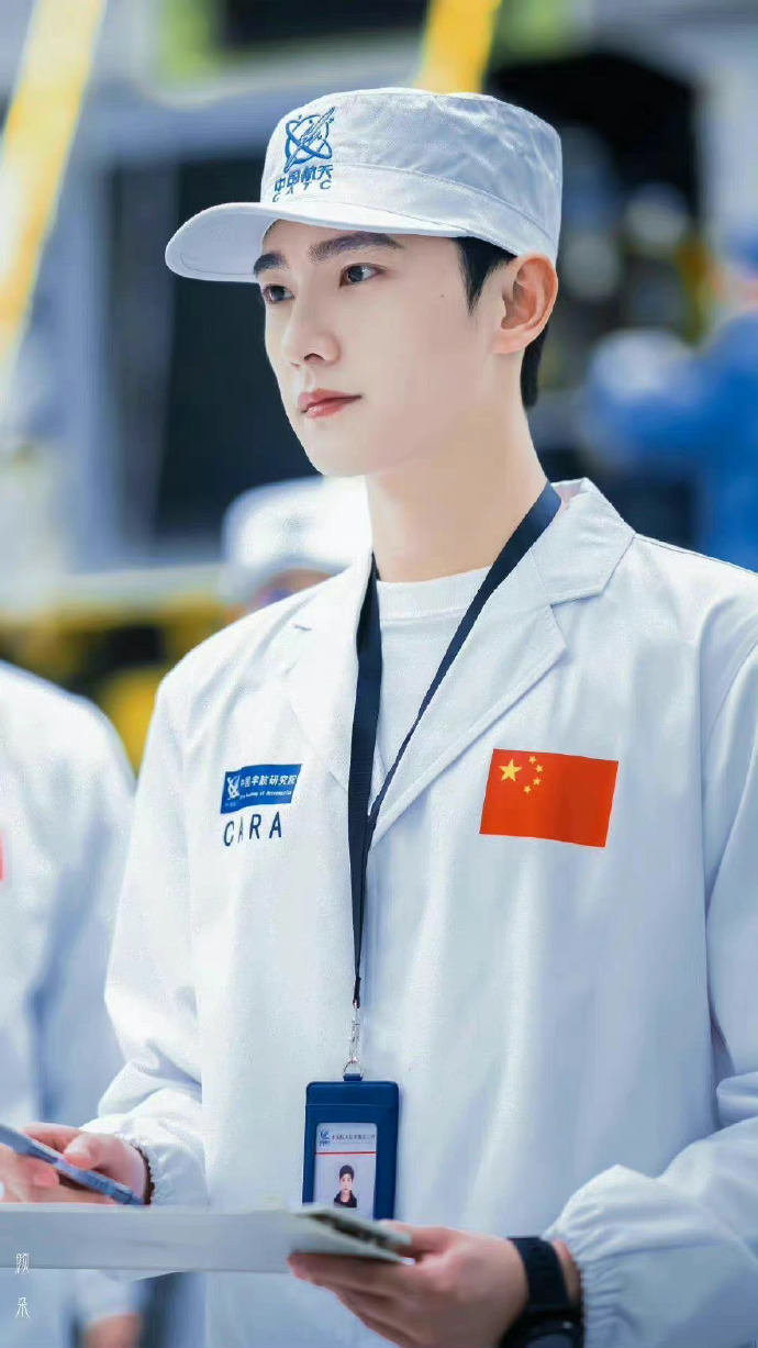 杨洋我的人间烟火正装制服路透