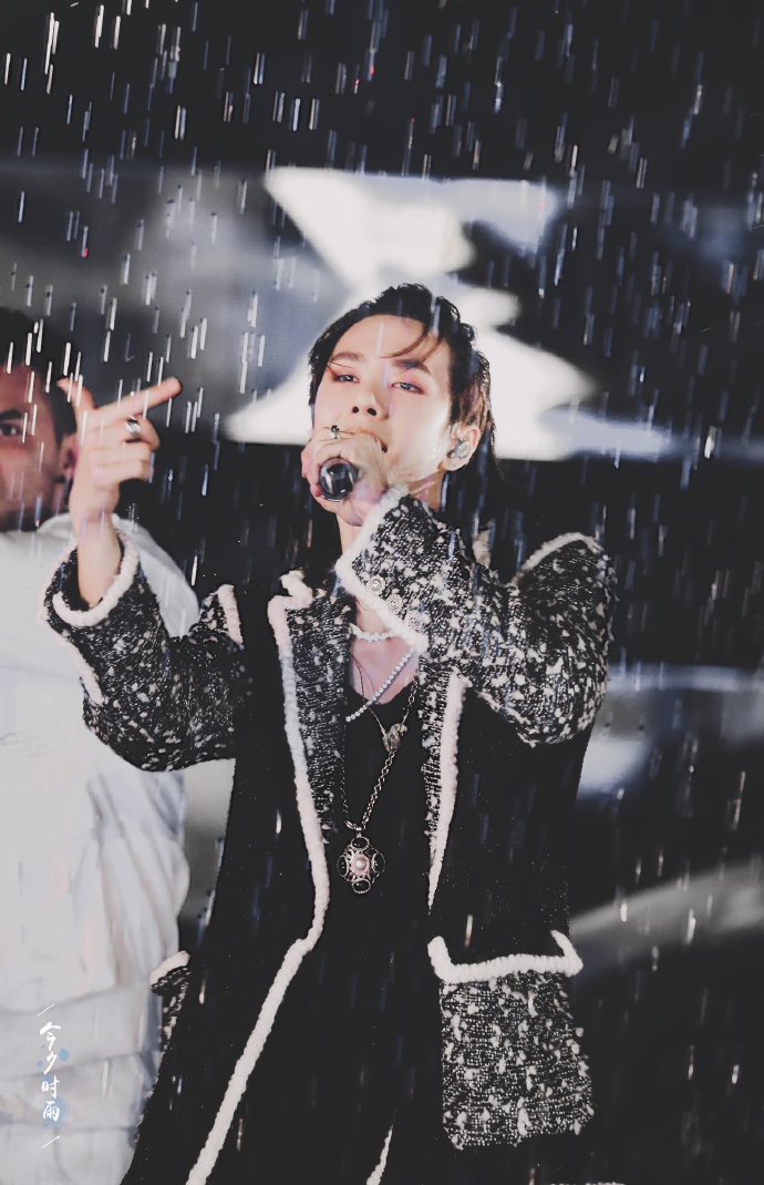 王一博的水舞台,我真的是爱到不行!