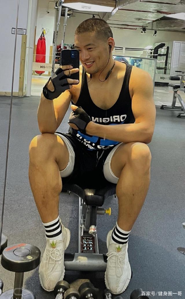 射手座重庆大男孩,撸铁锻造一身腱子肉,健壮的大腿令人生羡!