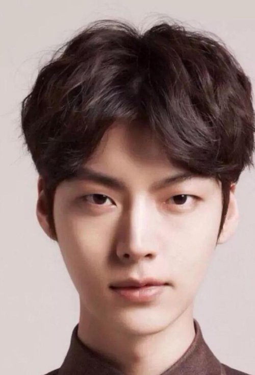 男生中分短头发发型图阳光帅酷的卷发造型大全