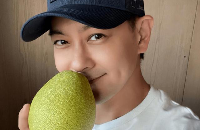 不老男神林志颖晒近照,面部骨折疤痕难掩,与保安耍帅合影超可爱