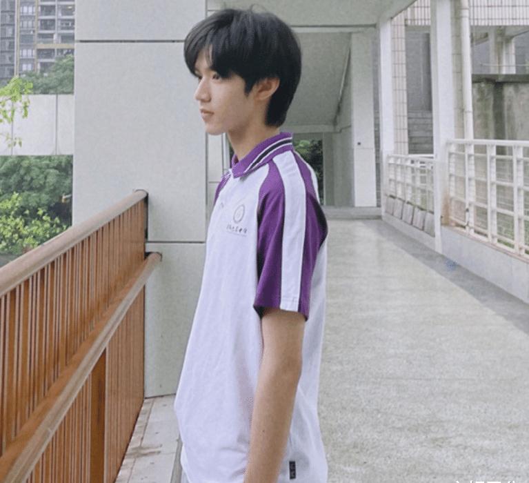 刘耀文回校拍毕业照:换校服后秒变高冷学长,就连气质都截然不同_舞台