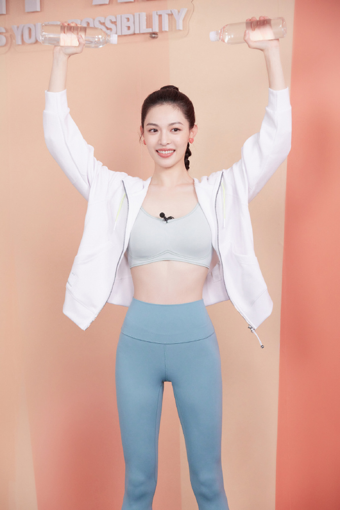 钟楚曦超话李宁女子运动风尚大使@钟楚曦惊喜亮相李宁「钟于自己 创造