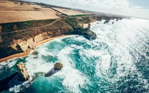 撞击礁石的海浪,高清壁纸,风景图片-回车桌面