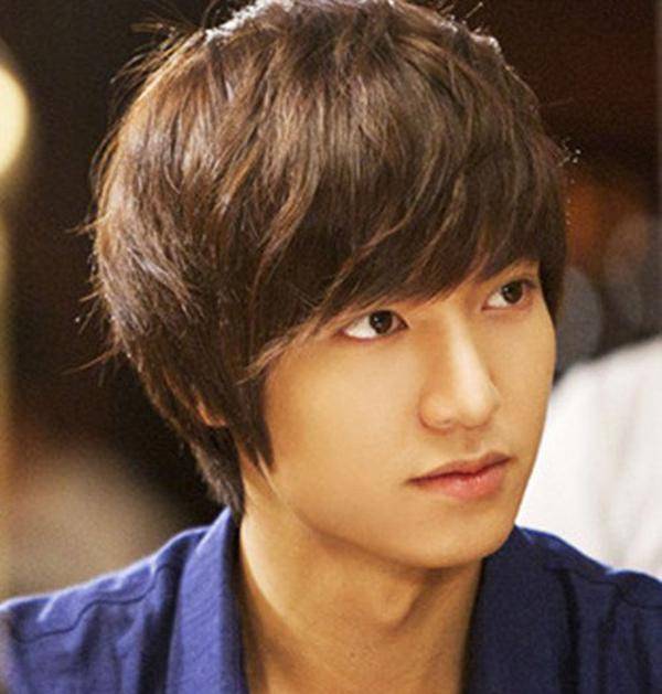 修饰极具蓬松感的男生斜刘海短发发型,棕色的染发发型能够更好地彰显