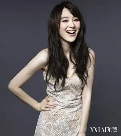 展示王冠的泳装照片 作为中国新生代主持人而观众所熟知