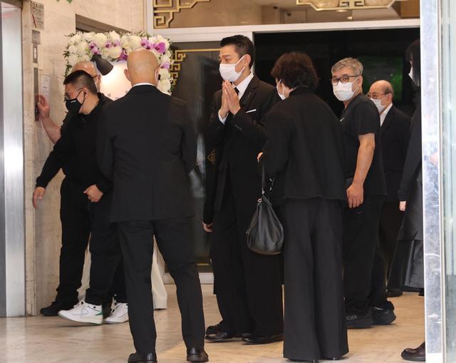 大家好,近日传来了一则令人沉痛的消息,音乐天王刘德华的父亲,刘礼