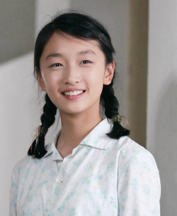 周冬雨早期清纯麻花辫写真 甜美可爱温暖你的心