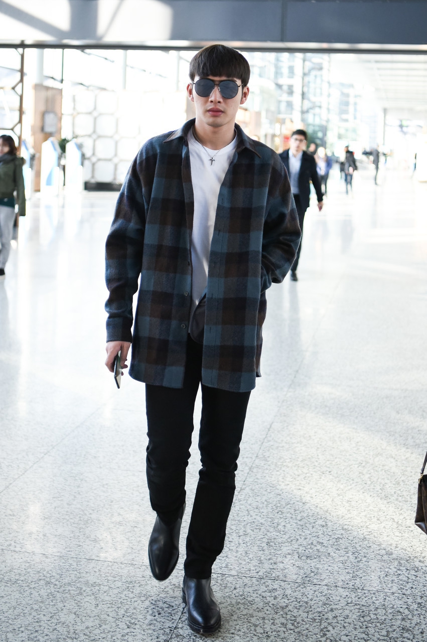 张彬彬浓眉大眼标准男友长相,机场现身包裹严实