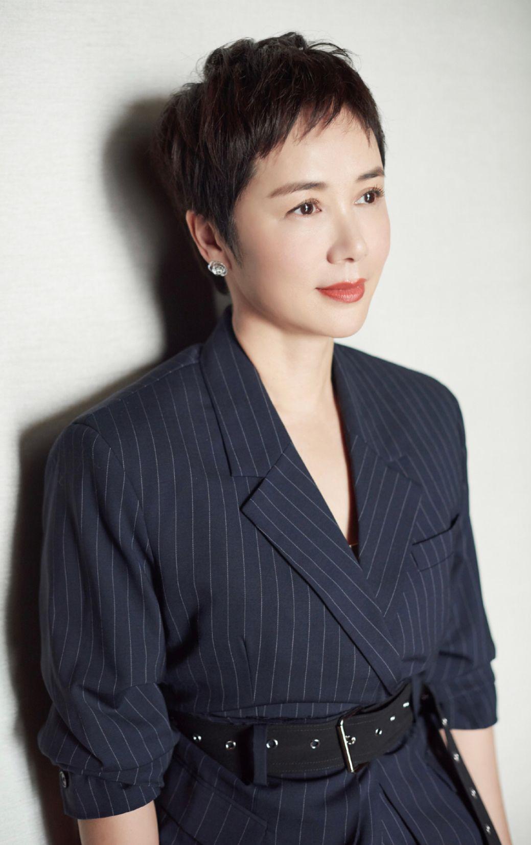 当蒋雯丽与李小冉同框终于明白女人过了50岁为什么都爱留短发