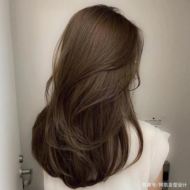 女生们头发的颜色,最适合染棕色了,因为棕色染出来的头发,会把人显得