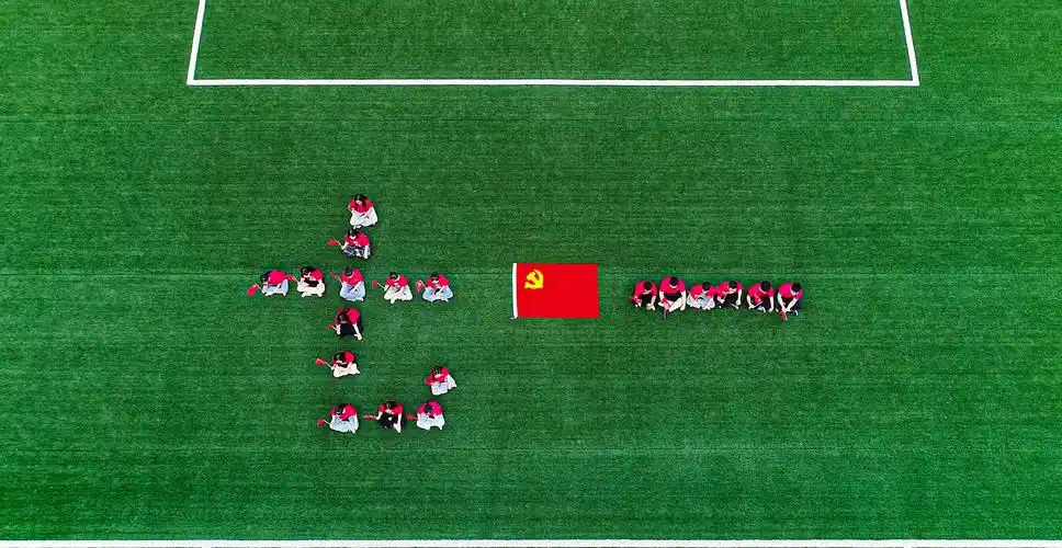 有的在鲜红党旗下重温入党誓词;有的与党旗合影,表达爱党敬党之情