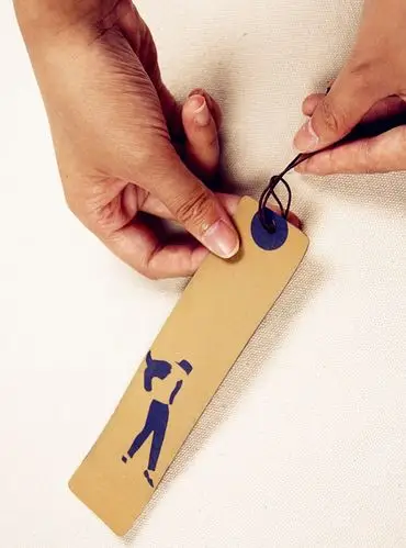 【穿】把洗好的书签用绳子穿起来,成功!