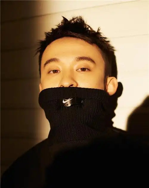 简介:董子健时尚杂志封面帅气写真图片,分享一组董子健图片给大家,图