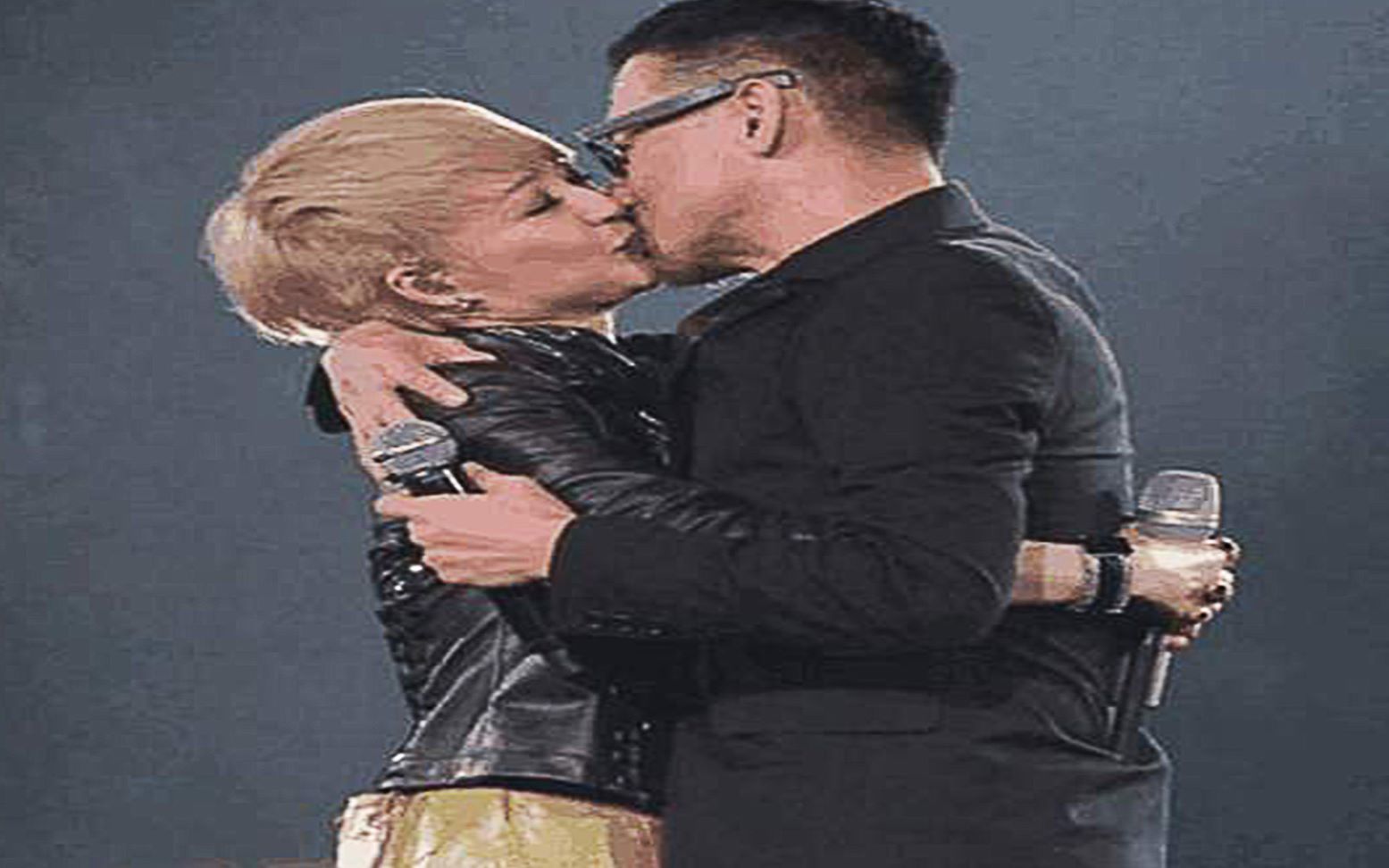 张学友陈慧娴神级合唱《轻抚你的脸》最后亲吻了陈慧娴,感动满满