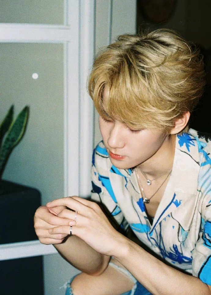 看我们张真源真挚热烈的笑容,是见到就会心花怒放的程度,有源儿来给我