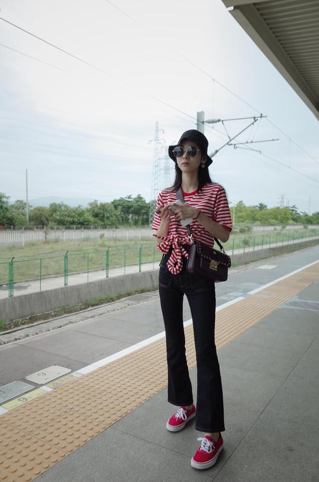 明星爱大牌:张碧晨示范高腰喇叭裤 大长腿完美抢镜