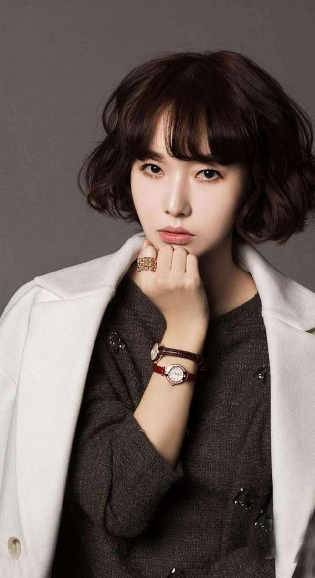 16岁就出道李贞贤,因为一部《花瓣》荣膺韩国电影青龙奖,大钟奖新人