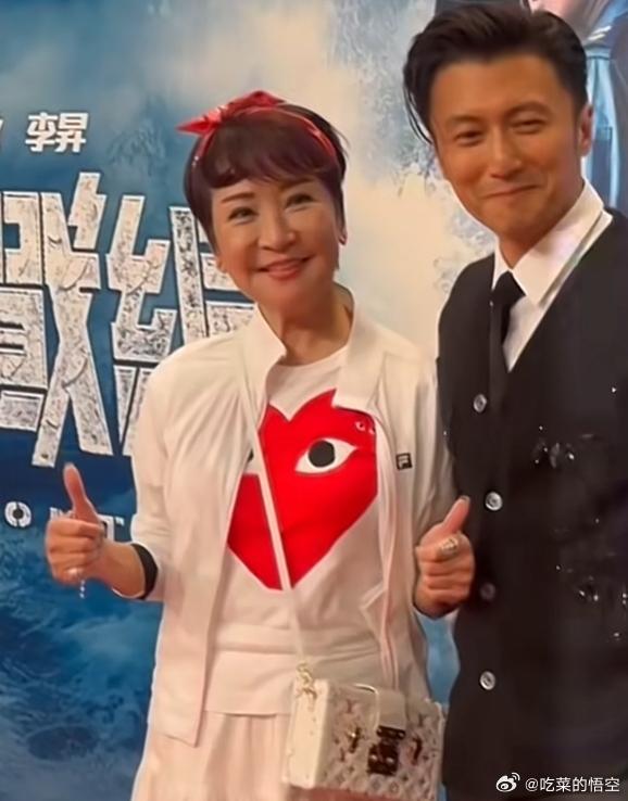 在谢霆锋新电影的宣传活动上,73岁的老母亲狄波拉为儿子站台,面容之